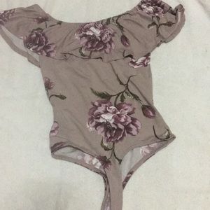 Off the shoulders floral bodysuit 😍😍💕